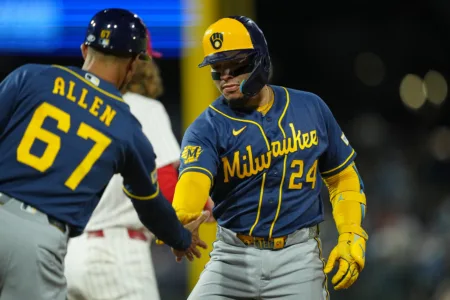 Yelich, Turang homer as Brewers win 99th game
